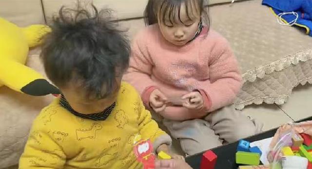 奇奇|奇奇悦悦大闹田舅舅，为冰墩墩用尽全身力气，网友：许敏马上就到