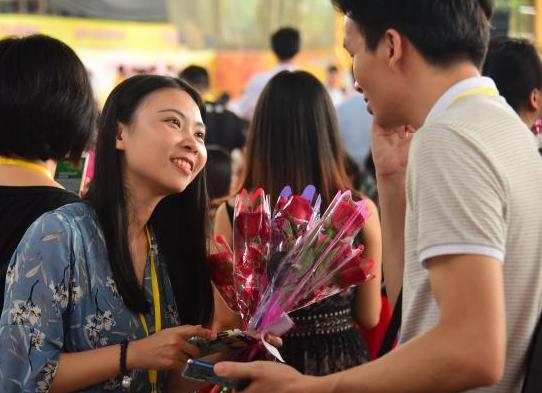 |36岁大龄女相亲要求“年薪百万”，被相亲男反驳：你还能生孩子吗