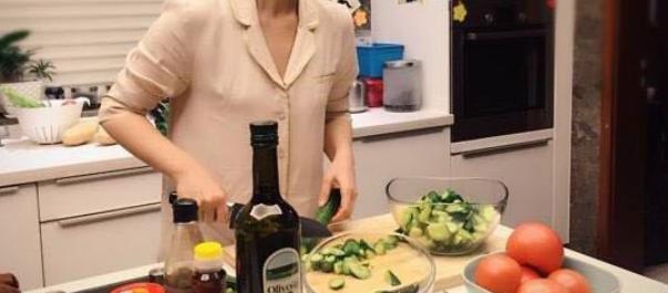 参观海清现实的豪宅,客厅做了大理石背景墙,整体装修像宫殿