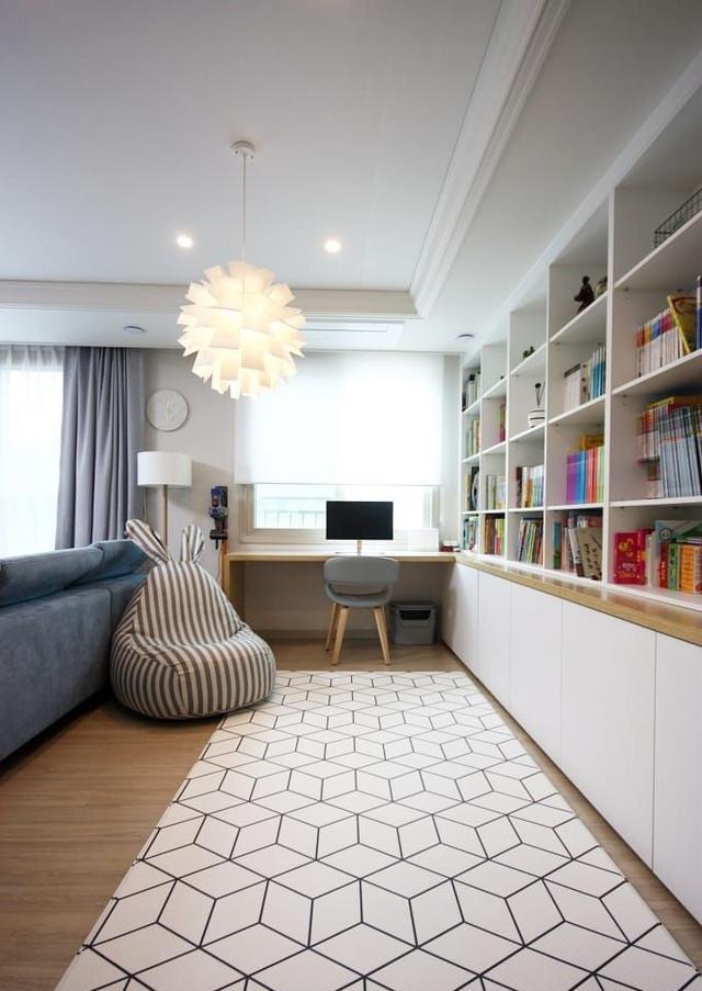 这才是满分卧室设计:阳台一半玻璃书房,另一边地台,功能繁多!