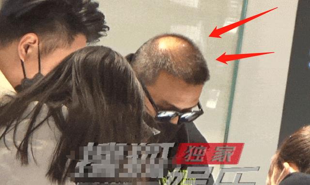 汪峰|汪峰携二女儿为章子怡买钻戒!秃顶头皮发亮,温柔抚摸女儿长发