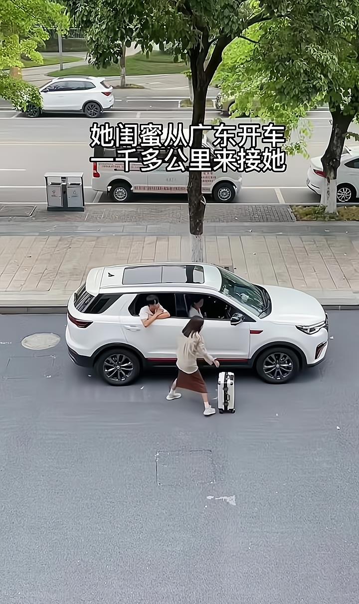 一男子不同意赡养岳父,妻子心情不愉快,带行李和闺蜜驾车去旅游