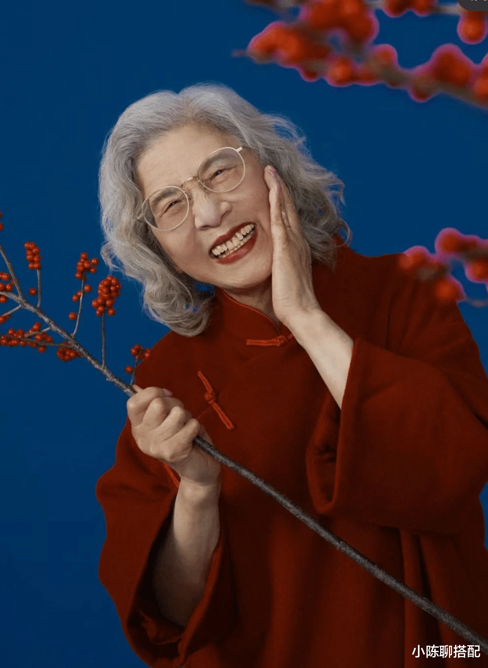 被90岁素人奶奶惊艳到,带头花做美甲穿裙子,我老了也要这么穿!