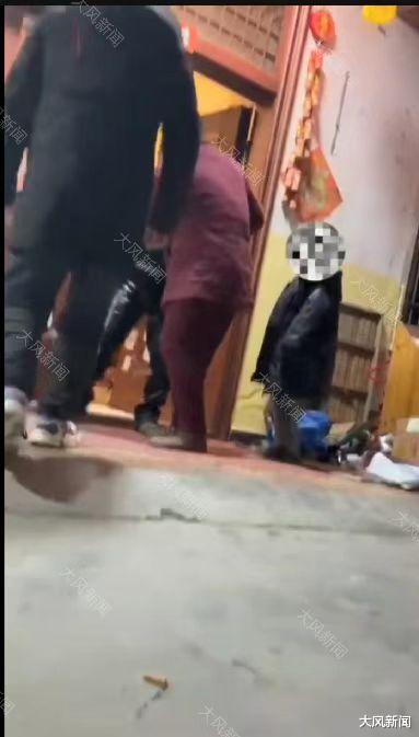 公公嫌儿媳打孙子,给7岁娃递菜刀让砍妈妈,还说你不砍我砍,儿媳称和老公感情很好,打算春节后搬出去住