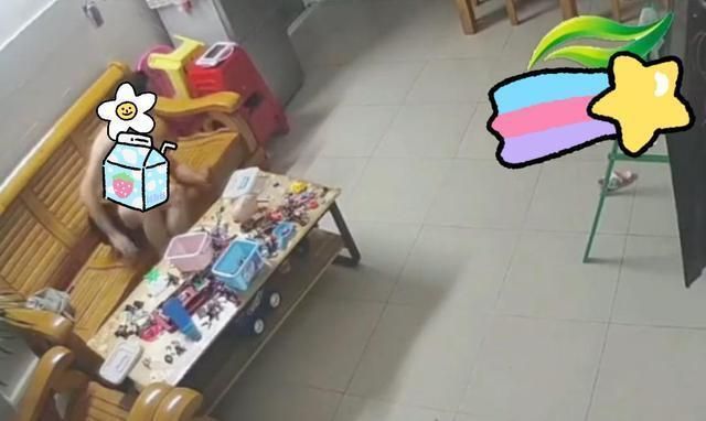 妻子催促丈夫洗澡,丈夫躺沙发假装听不见,妻子发火:生蚝喂狗了