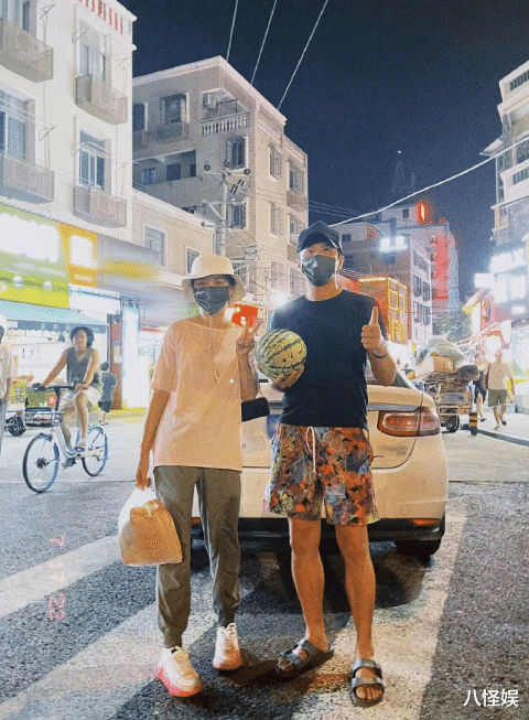 孙俪|邓超夫妇海边度假，穿情侣装放风筝好甜，孙俪光脚奔跑充满童趣