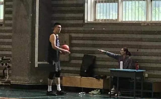 灰熊队|八一男篮解散后！付豪脱胎换骨，队长无视骂名，浪潮退去是谁在裸泳