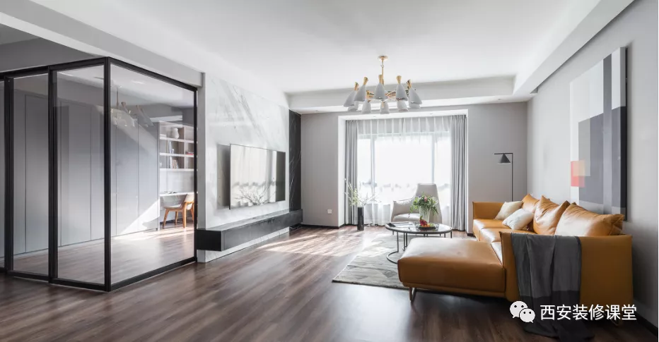 电视墙砸墙或者玻璃，放大空间