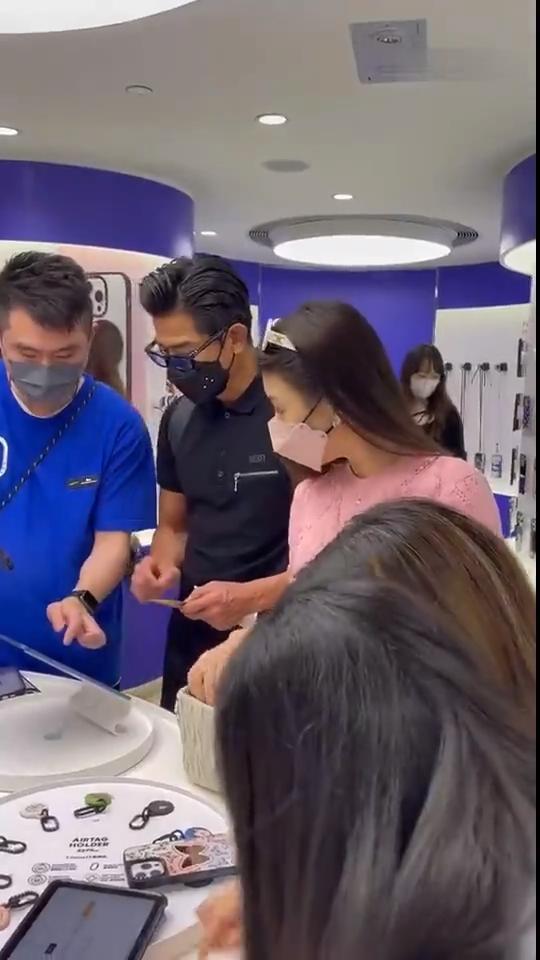 郭富城|郭富城陪太太方媛买手机壳,体贴入微的表现令网友大呼“太甜了”