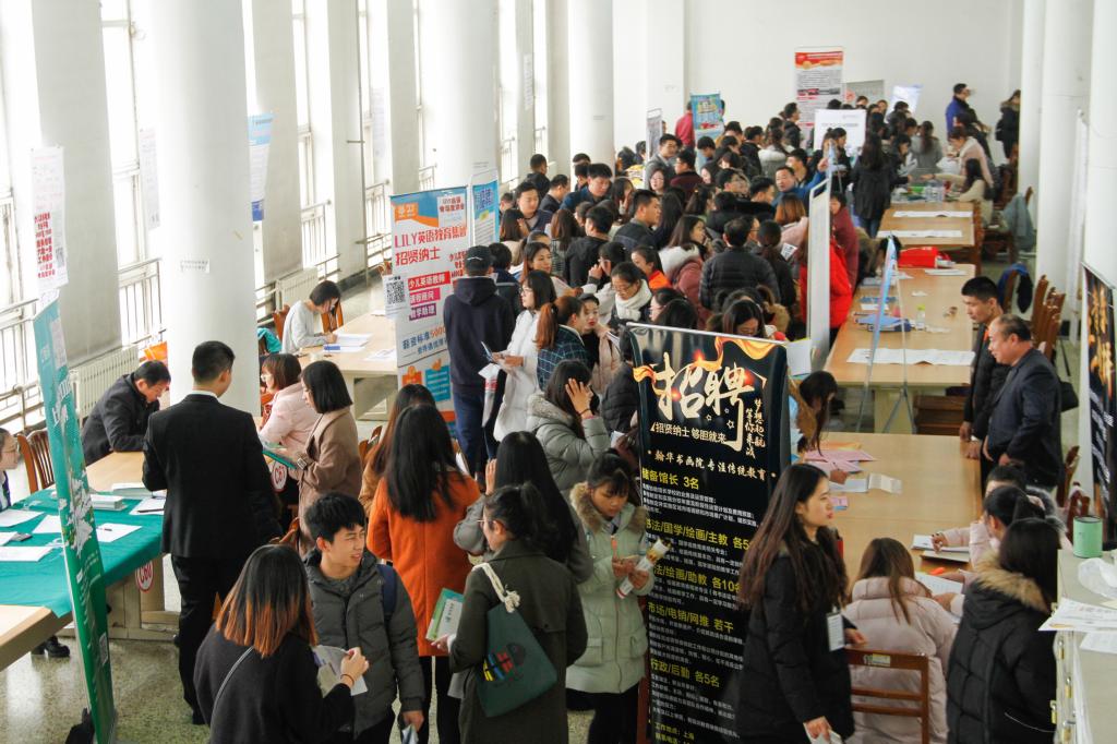 高校|高校如何解决应届毕业生的就业问题