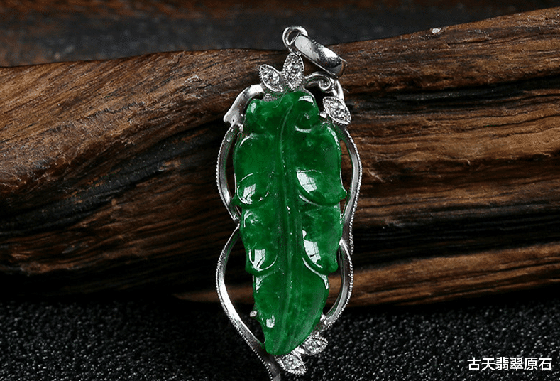 翡翠|翠友58000买的“帝王绿”没戴几次就摔得稀碎！一看碎片原来有猫腻