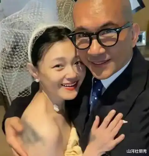 具俊晔|台媒街边偶遇大S具俊晔,两人甜蜜依偎在一起,等红灯时十指相扣