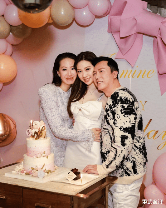 甄子丹|甄子丹女儿罕晒近照!穿包臀毛织裙秀性感,皮肤白皙光滑嘟嘴卖萌