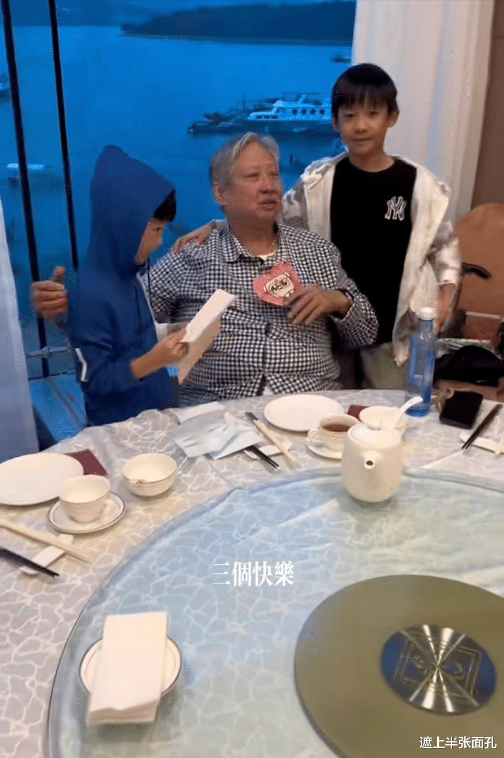 洪金宝|71岁洪金宝庆生,坐在轮椅上吃草莓,享受天伦之乐!