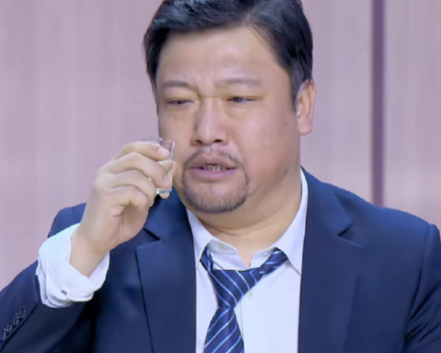 贾冰|42岁贾冰现身沈阳逛夜市！黑老大形象太明显，引年轻女粉围观