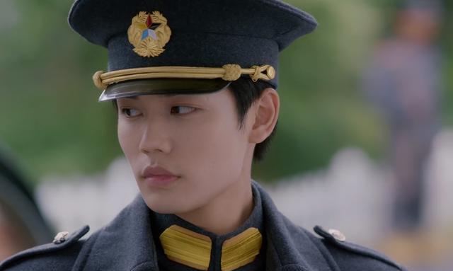 浓妆 男演员的浓妆让人出戏:有人脸比脖子白,有人画红唇演侠客