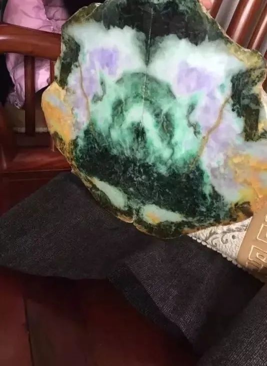 翡翠|翡翠原石，一刀下去，切出“国宝”来了！