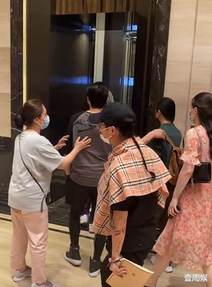 林子祥|林子祥叶倩文现身酒店，满头白发穿着朴素，跟路人没有差别！