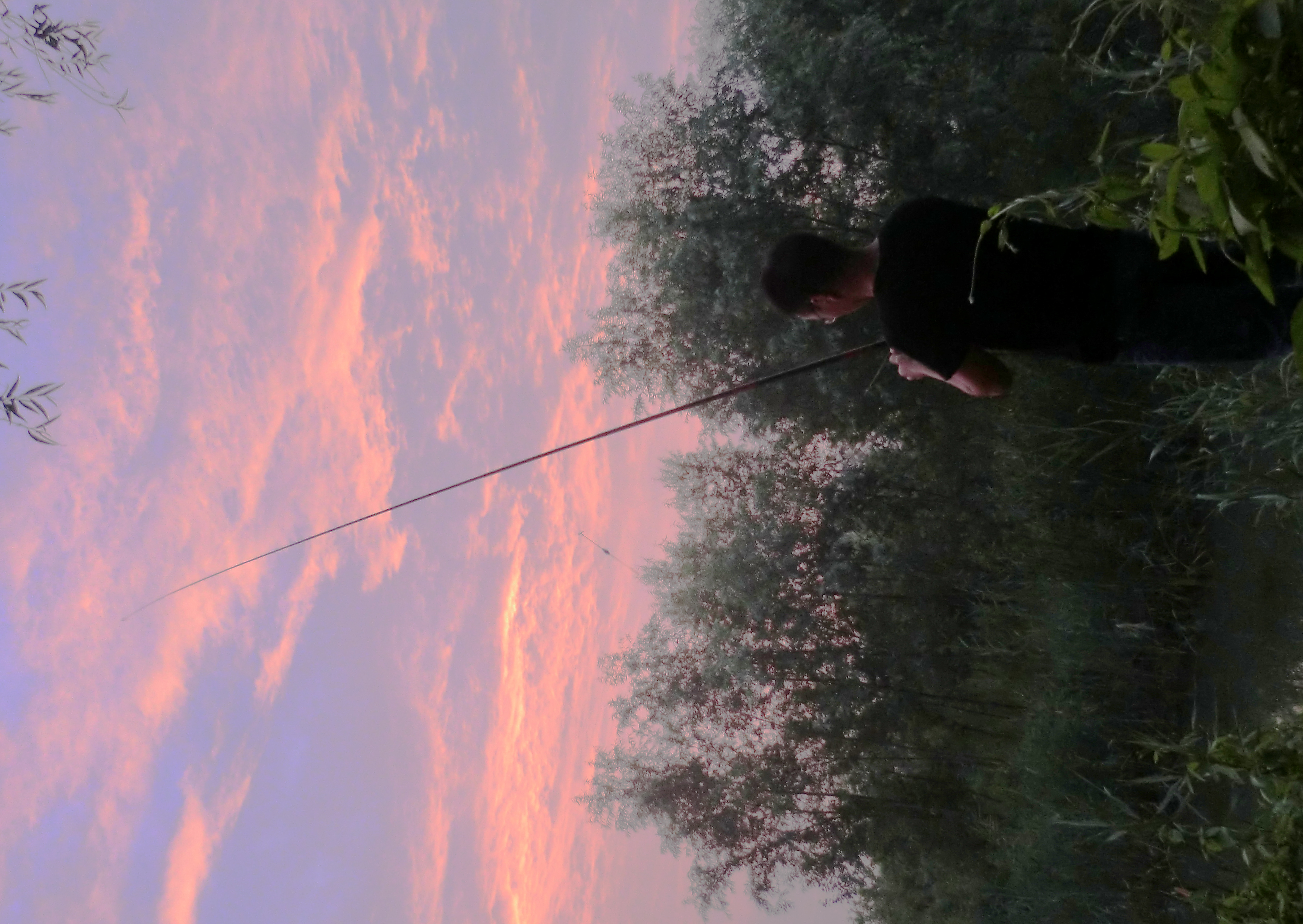 |钓鱼拍摄黄昏晚霞美景，黄昏下垂钓钓鱼人