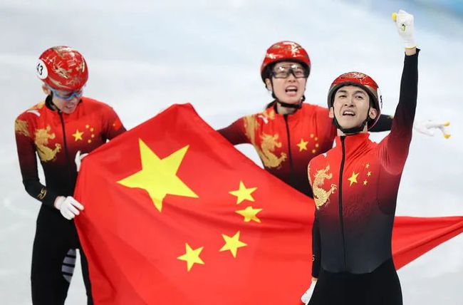 武大靖|武大靖：我排队1小时，买冰墩墩没带钱，主教练李琰帮我支付的！