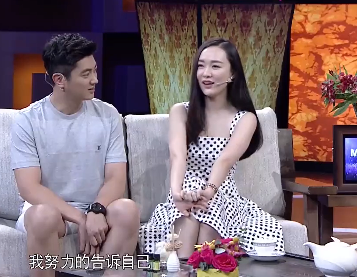 杜江|霍思燕杜江露营被偶遇！脚蹬7000元拖鞋好贵气，杜江头发太长显沧桑