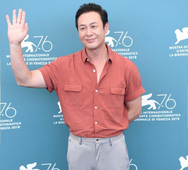 张颂文|张颂文:陪父亲逛超市,父子俩穿着质朴低调,看来租房住所言不假