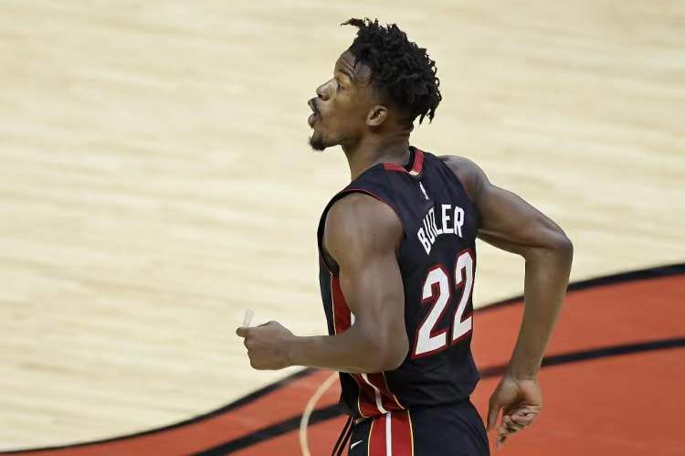 巴特勒|NBA美女主持被曝与巴特勒“桃色交往”！烤肉姐透露：她不太正经