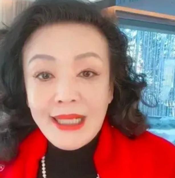 张兰|张兰现身上海机场，大批粉丝合影留念，张兰人气堪比流量明星