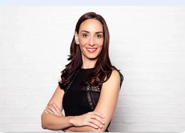 hr|裁员一半，为了让余下员工卖命他在办公室安了床，推特欠房租被告