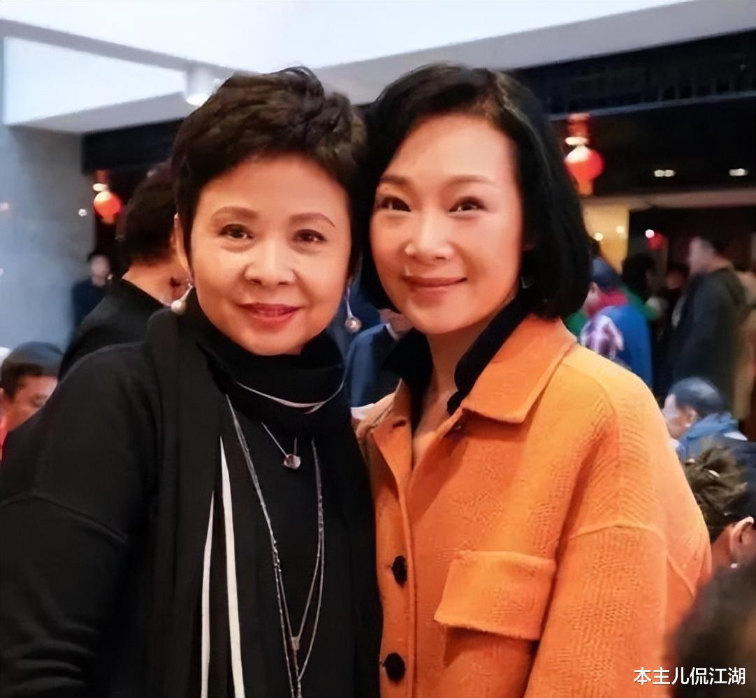 |董文华:22岁嫁初恋,23岁爆火,38岁跌落神坛,如今怎样了?