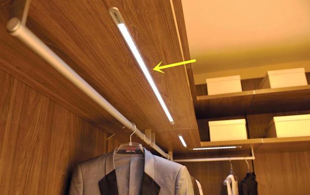 定制衣柜，安装辅灯要再加几百块，想省钱提前个心眼，配件要自配