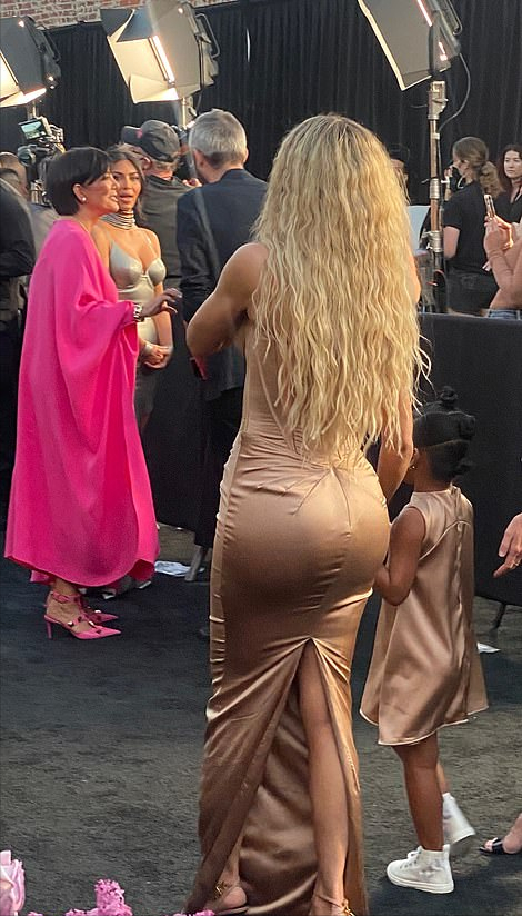 写真|卡戴珊一家闪耀真人秀红毯!金姐乳胶裙快要撑爆,勒出一尺7细腰