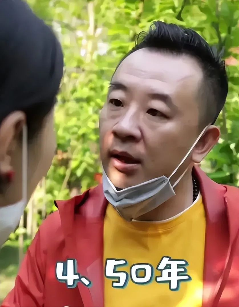 黄海波|黄海波和老婆拍小视频,中年发福变油腻男,6岁年龄差却像父女