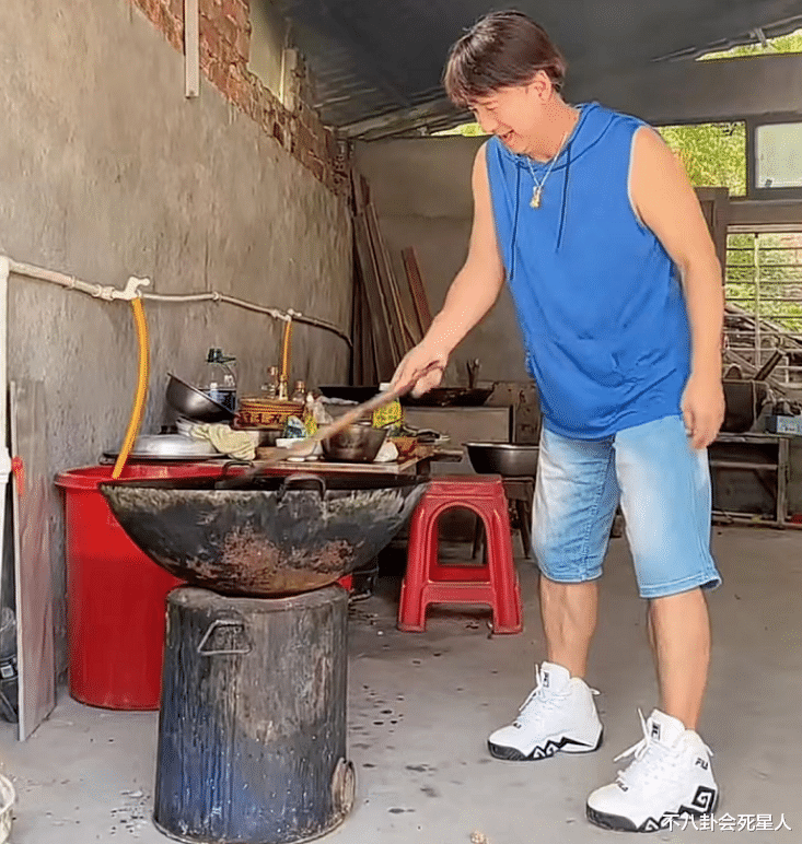 明星|金窝都不如自己老窝！5位明星乡下养老，务农、摆摊还有人建别墅