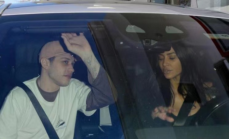 卡戴珊|卡戴珊开迈巴赫买汉堡,小男友坐副驾!富婆资产超百亿!