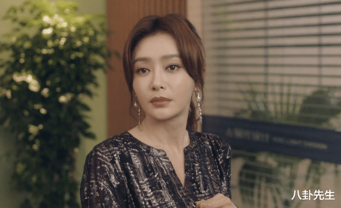 邵美琪|43岁秦岚状态被夸，但在路人镜头下脸没那么年轻，医美痕迹略明显