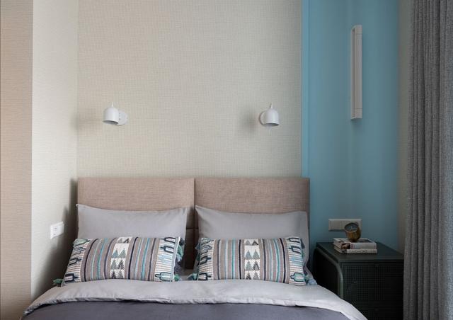 简洁明快蓝色调,与暖暖的色彩配合,让小公寓装饰事半功倍