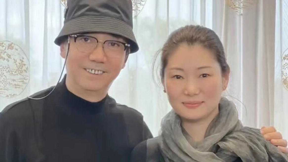 范明|范明陪大6岁富婆妻子出游！女方一身名牌显贵气，带娃改嫁很幸福