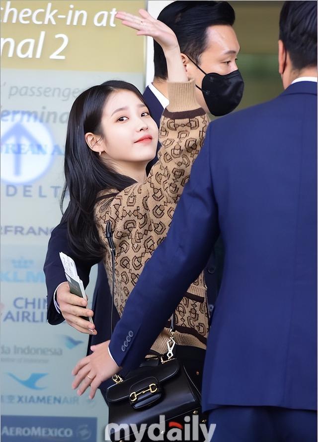 鲍喜顺|韩国女星李知恩活动新图超靓！清丽脱俗美得不可方物