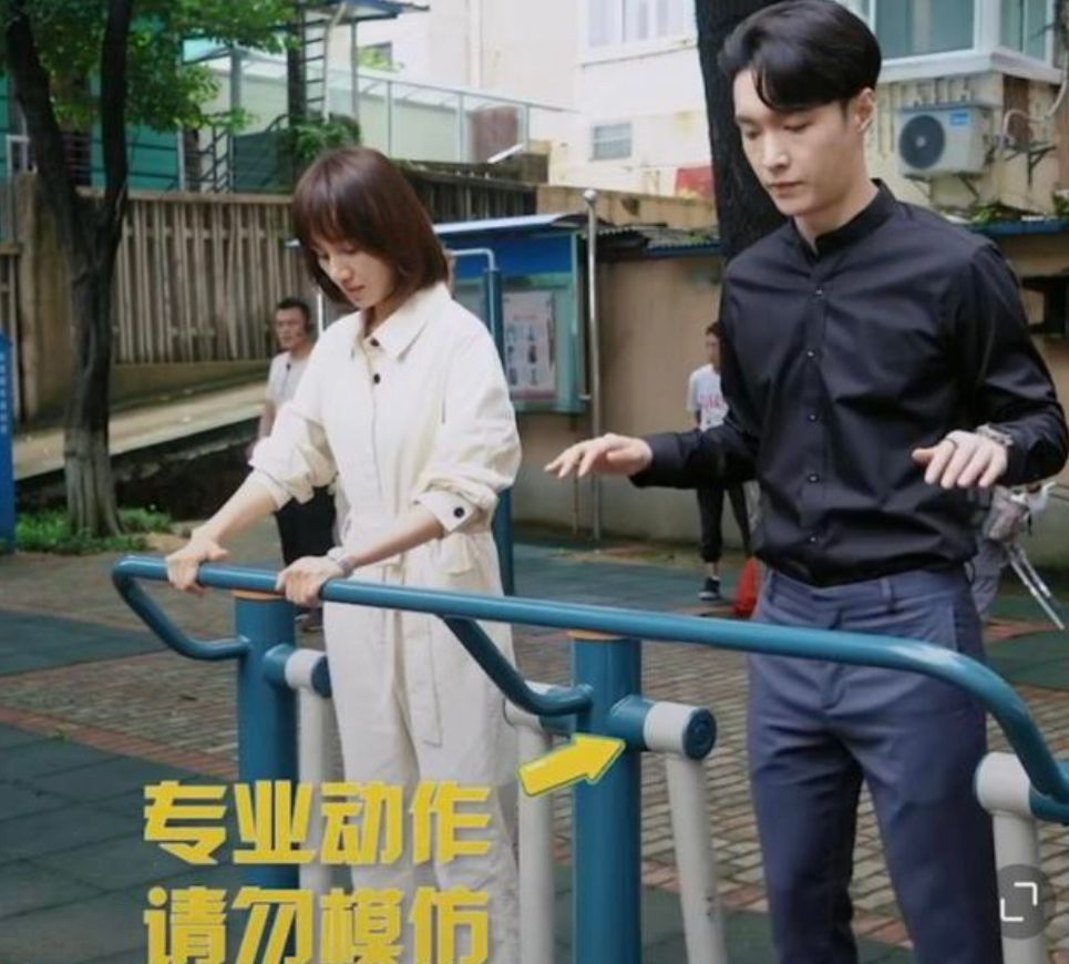 连体裤|袁泉路透图曝光，穿白色连体裤又瘦了不少，配锁骨发气质依旧出众