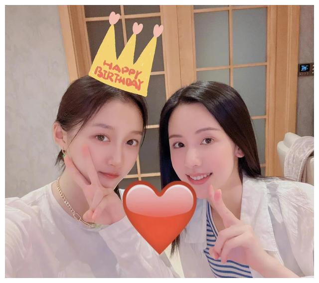关晓彤|陈都灵晒照为关晓彤庆生，7年前因左耳相识，如今同框被质疑不熟