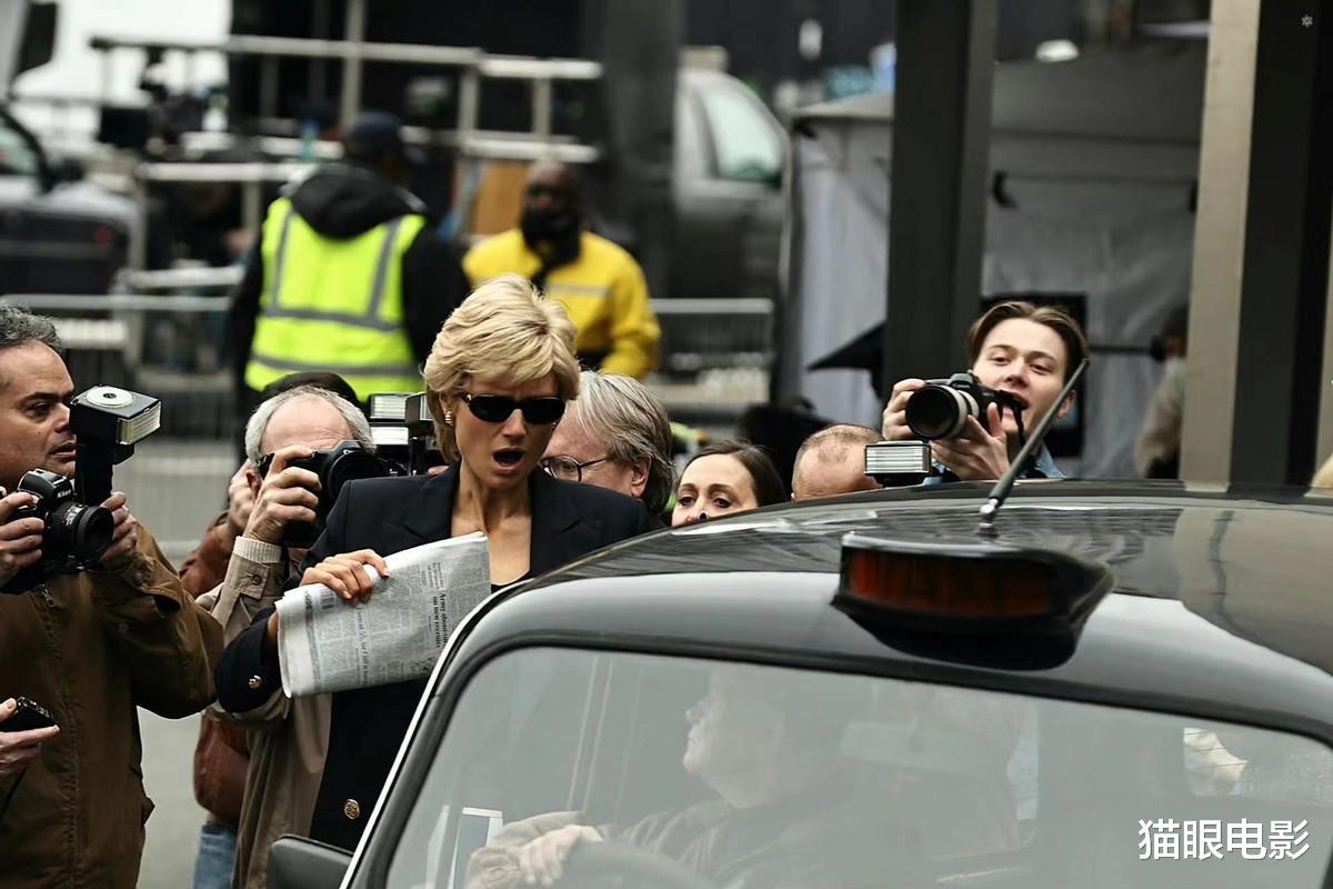 王冠|信条女主新剧造型太绝，戴墨镜气场全开，身高1米9腿就是长