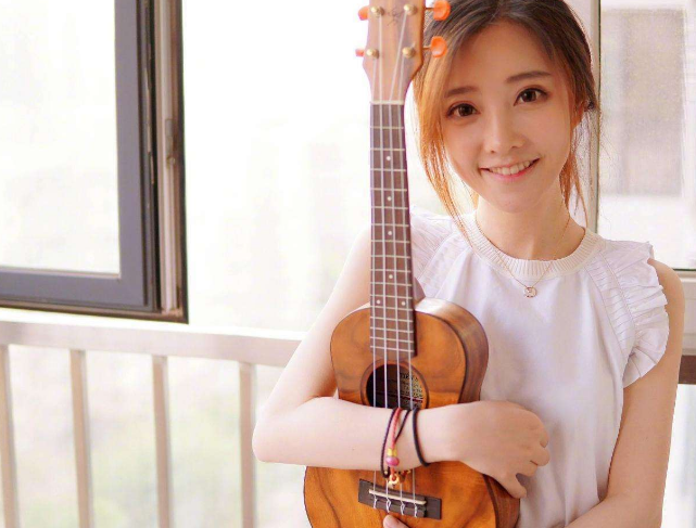 明星素颜|冯提莫的素颜妆太好看了，精致的五官，天然的皮肤太让人羡慕