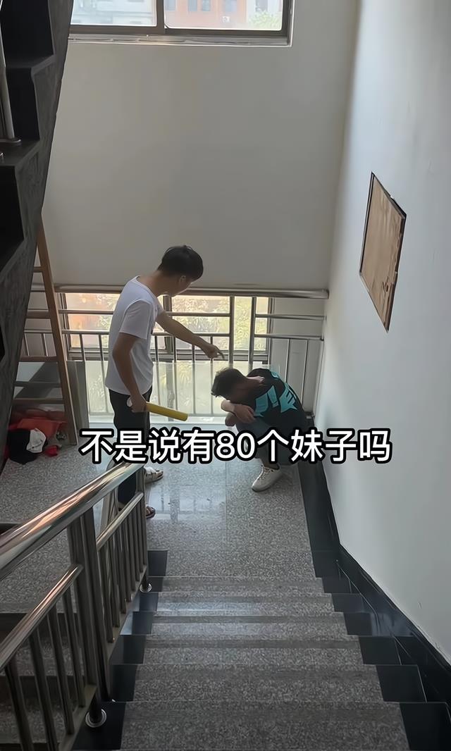 哥哥进工厂后发现都是男工人,怒踹弟弟:不是说有80个妹子吗?