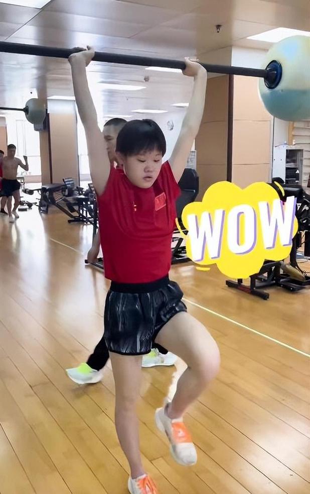 发型 全红婵晒苦练近照!如今15岁发育明显模样大变,锅盖头发型再抢镜