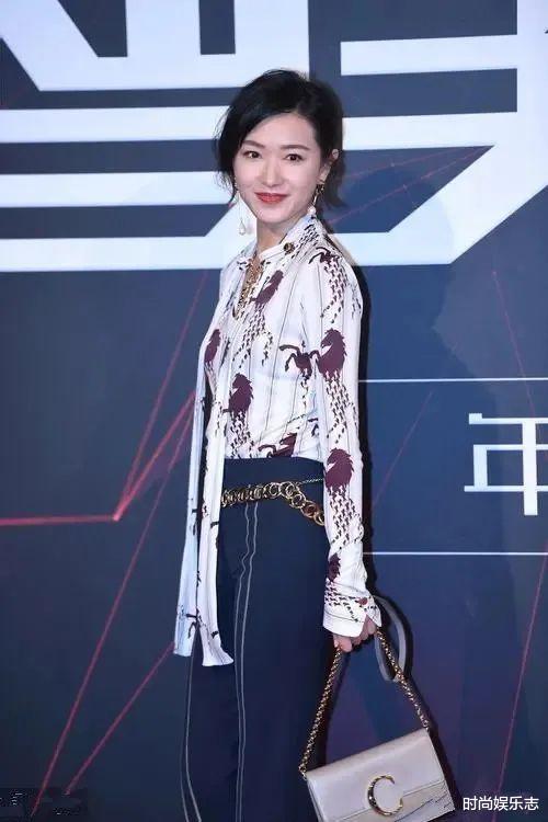 万茜|万茜剧照曝光，脸上浮粉严重法令纹凸出，但脱离滤镜后还是很自然