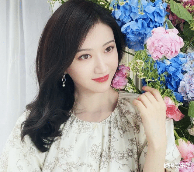 景甜|景甜代言风波后首登封面,身着潮装演绎百变魅力,状态未受影响