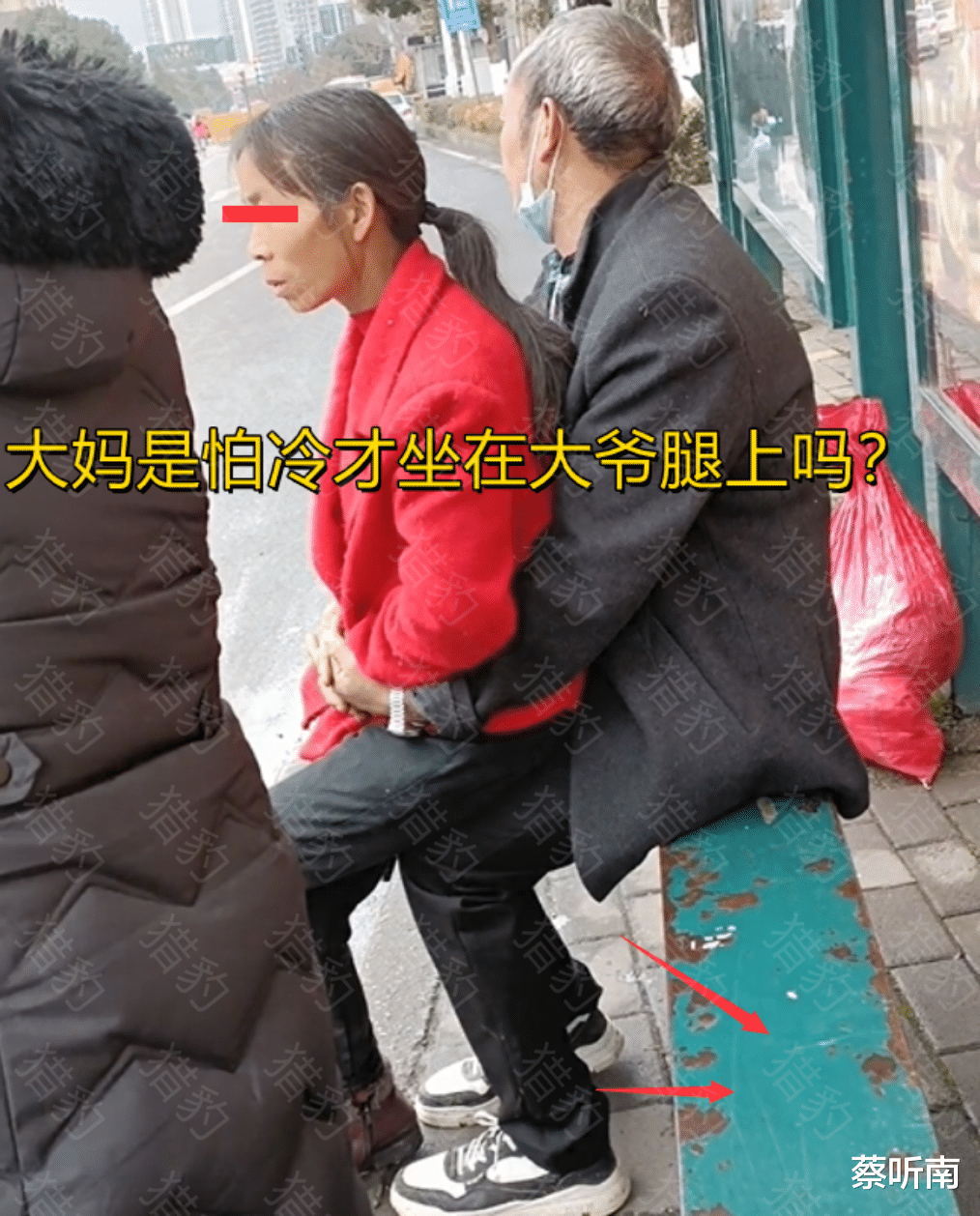 贵州一车站旁,大妈坐大爷腿上恩爱依偎,网友不解:我输在哪了?