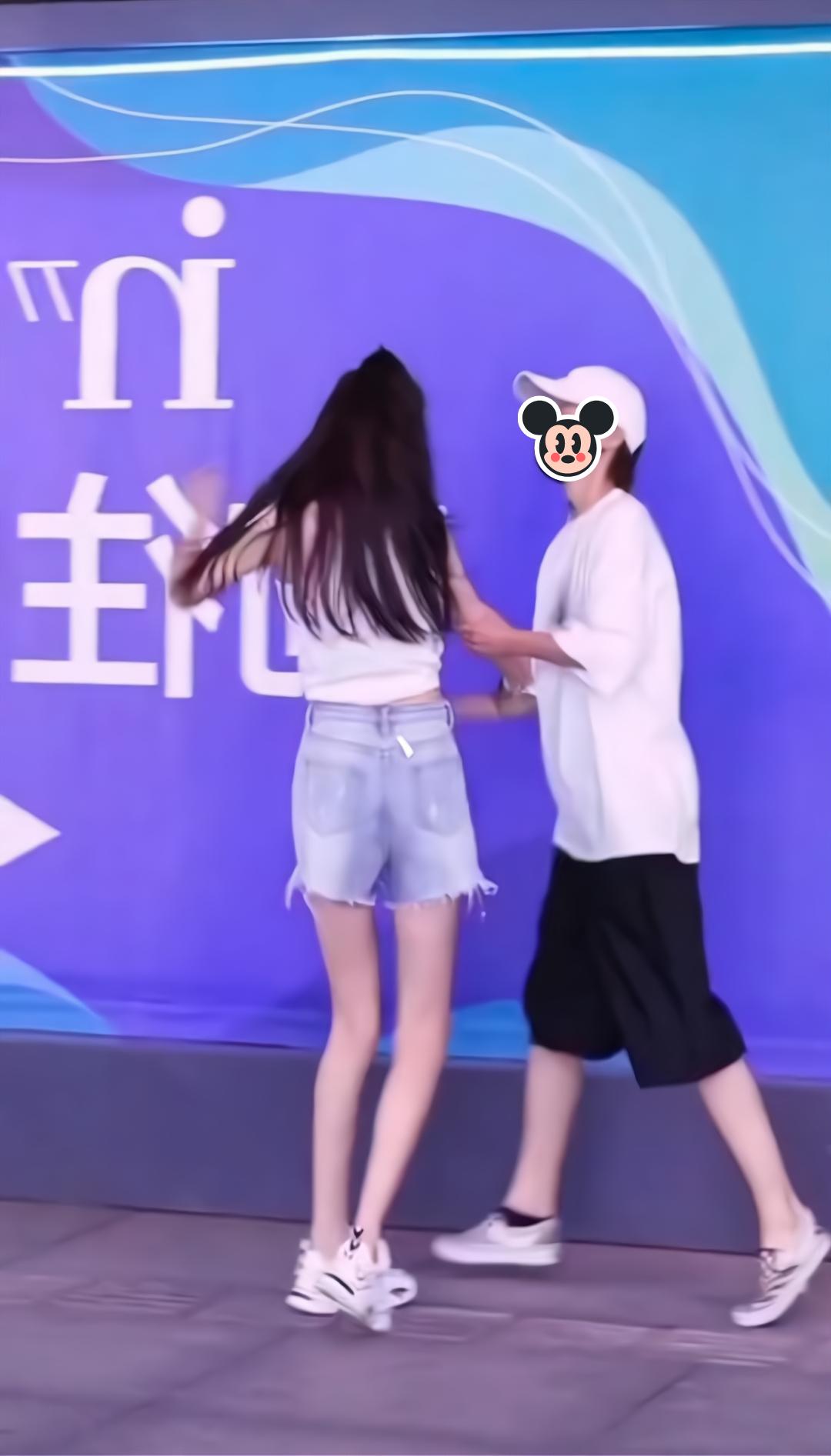 男子和女同事有说有笑去吃饭,中途被女友撞见:我想给你一个惊喜