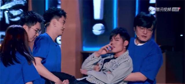 周杰伦|《怎么办脱口秀专场》中,何广智cos周杰伦,这侧脸也太像了吧